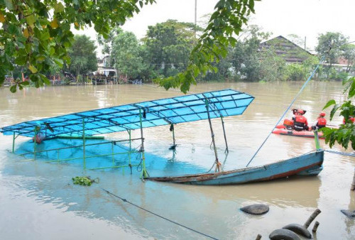 Perahu Nambangan Surabaya Terguling, Satu Penumpang Hilang