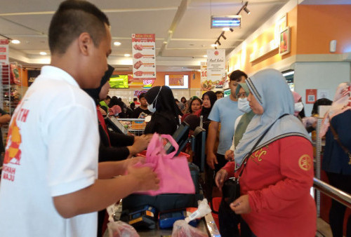 Toko Daging di Depok Diserbu Ibu-ibu Jelang Ramadhan