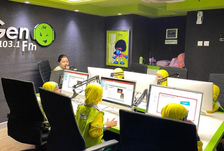 Warga Kota Kidzania Surabaya: Asyiknya Jadi Penyiar Gen FM