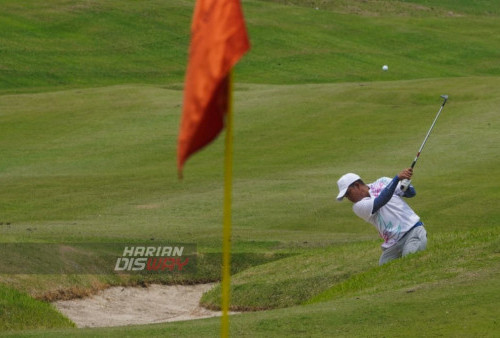 Peserta memukul bola keluar dari bunker golf ketika mengikuti Turnamen Golf dalam ajang Anniversary ke-27 Bukit Darmo Golf (BDG) Surabaya, Jawa Timur, Sabtu (5/11/2022). Dalam Turnamen tersebut diikuti sebanyak 8 negara yaitu Indonesia, Jepang, Korea, Taiwan, Singapore, UK, Brasil dan India, untuk merebutkan hadiah senilai Rp 10 M di ajang Anniversary ke-27 Bukit Darmo Golf (BDG) Surabaya yang digelar tanggal 5 hingga 6 Oktober 2022.