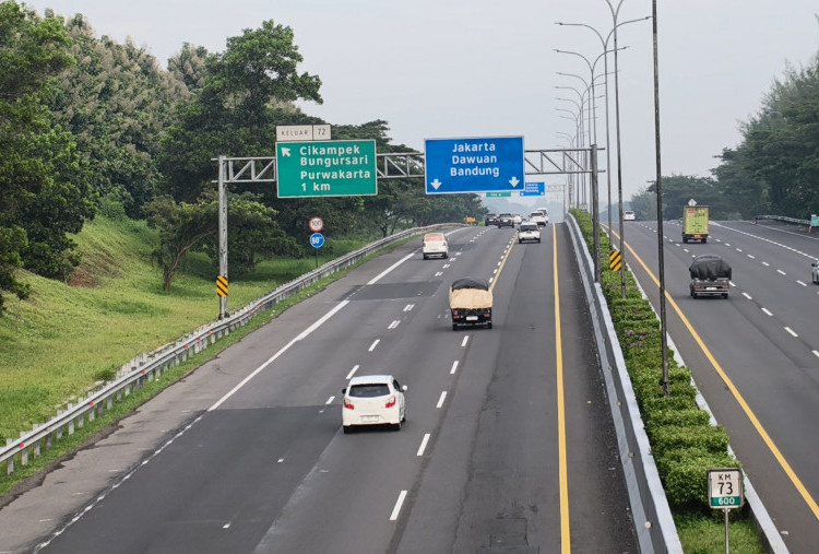 H+4 Lebaran 2026, Ribuan Kendaraan Tinggalkan GT Cikampek Utama Arah Jakarta