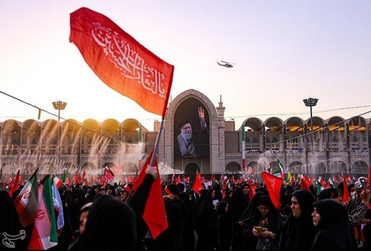 Warga Iran Kibarkan Panji Merah Tanda Balas Dendam, Poster Targetkan Trump dan Netanyahu 