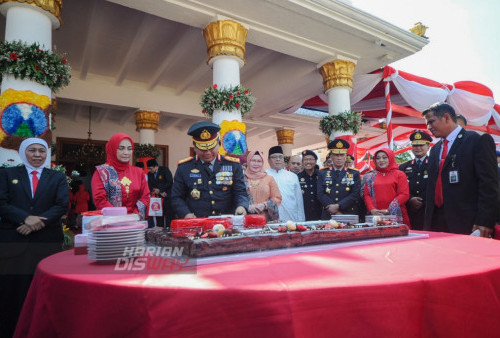 Kapolda Jawa Timur, Irjen. Pol. Dr. Toni Harmanto (tengah) memotong kue saat berlangsungnya HUT Bhayangkara ke-77 yang berlangsung di Halaman Gedung Negara Grahadi Surabaya, Jawa Timur, Sabtu (1/7/2023). Prosesi pemotongan kue tersebut dilakukan sebagai simbol hari jadi Bhayangkara yang ke 77.