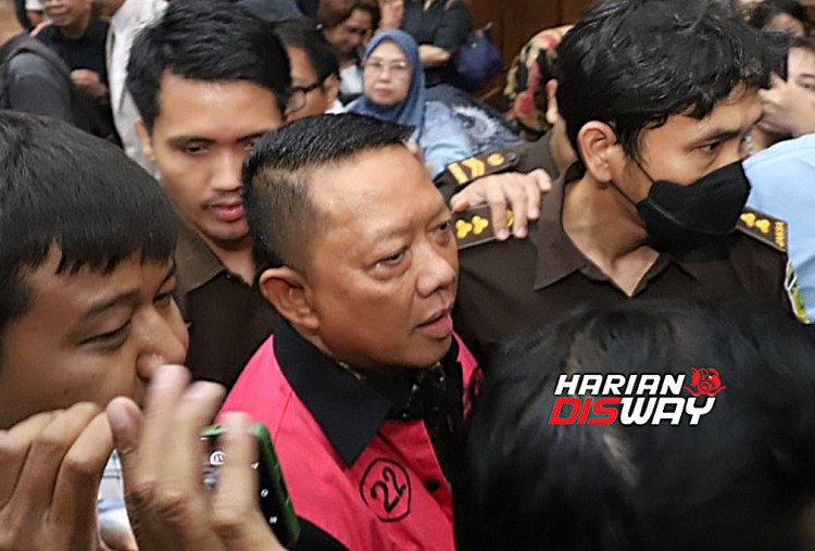 Terdakwa kasus dugaan pemerasan dan tindak pidana pencucian uang (TPPU) Febrie Adriansyah (tengah) meninggalkan ruang sidang usai mengikuti sidang dengan agenda tanggapan jaksa penuntut umum (JPU) atas nota perlawanan yang diajukannya bersama tim kuasa hukum di Pengadilan Tipikor, Jakarta, Rabu (21/10/2026). Dalam tanggapannya, JPU meminta majelis hakim menolak nota perlawanan tersebut dan melanjutkan persidangan ke tahap berikutnya. Foto: Raka Denny/Harian Disway