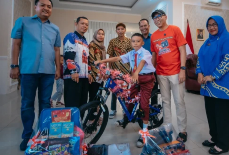 Aksi Heroik Bocah SD Panjat Tiang Bendera di Lampung Berbuah Sepeda dari Gubernur
