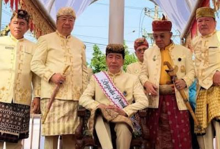 Jokowi Pakai Jalur Gelar Adat