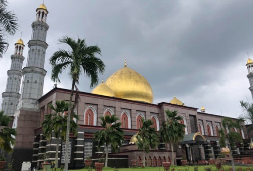 Masjid Kubah Emas Depok Sediakan 500 Takjil Berbuka Puasa