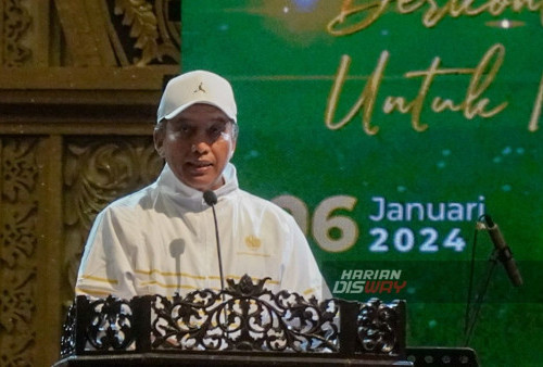 Rektor Unesa Prof Nurhasan memberikan sambutan saat Reuni Akbar di Graha UNESA Surabaya, Jawa Timur, Sabtu, 6 Januari 2024. Reuni akbar ini diikuti oleh ribuan alumni lulusan pertama tahun 1964 hingga lulusan terbaru tahun 2023 Universitas Negeri Surabaya (UNESA). (Julian Romadhon/Harian Dsway)

 