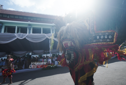 Sejumlah seniman menampilkan tari-tarian tradisi dan modern di halaman Balai Kota Surabaya, Jawa Timur, Selasa, 31 Mei 2022. Tari-tarian tersebut sebagai acara hiburan dalam resepsi Hari Jadi Kota Surabaya (HJKS) ke 729 yang berlangsung dengan meriah. Gelaran resepsi kali ini berbeda dengan tahun-tahun sebelumnya yang berlangsung di tengah pandemi. Tahun ini, gelaran resepsi kembali digelar semarak. Foto: Julian Romadhon 
