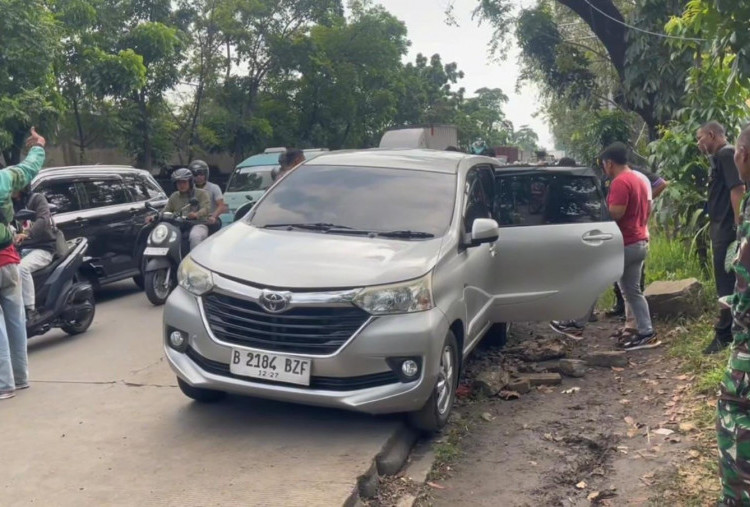 PPSU Temukan Sopir Minibus Tak Bernyawa di Pinggir Jalan, Proses Evakuasi Dramatis