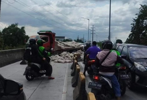 Alami Pecah Ban, Truk Pengangkut Semen Tabrak Separator di Fly Over Pesing Jakbar