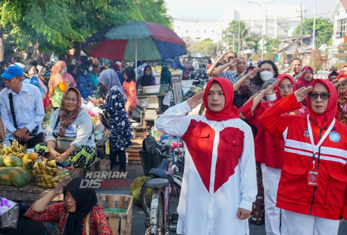 Upacara Bendera di Pasar Tradisional Surabaya