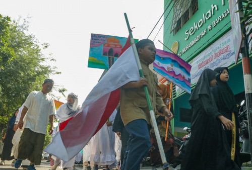 Sejumlah siswa Sekolah Dasar (SD) mengikuti pawai di Sekolah kreatif SD Muhammadiyah 16 Baratajaya Surabaya, Jawa Timur, Kamis (20/7/2023). 

Sebanyak 550 Siswa dari Sekolah kreatif SD Muhammadiyah 16 Baratajaya Surabaya mengikuti pawai yang digelar dalam rangka menyambut tahun baru Islam 1445 Hijriah. (Moch Sahirol)

