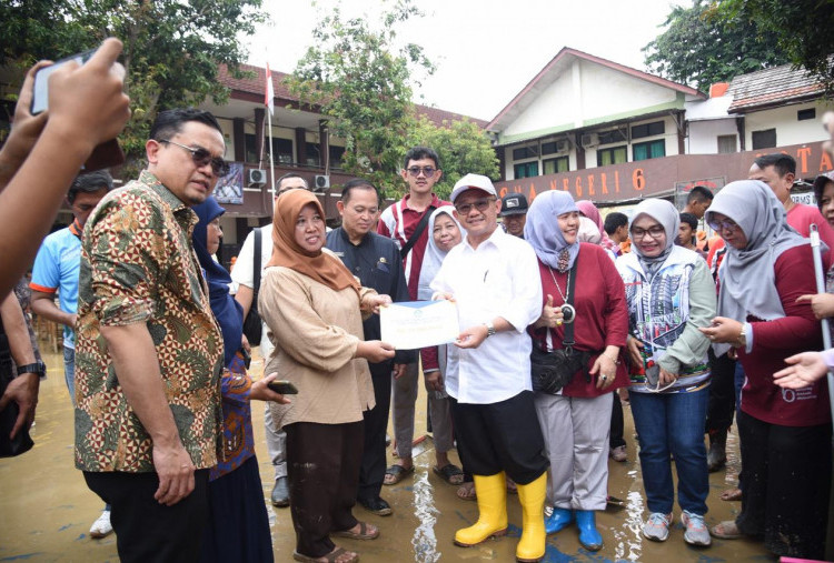 Mendikdasmen Salurkan Bantuan ke 114 Sekolah di Bekasi Terdampak Banjir