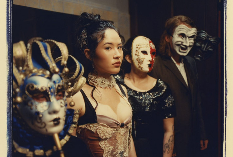Emei Rilis EP Dua Lagu, Lanjutkan Kisah Emosional Night at the Opera