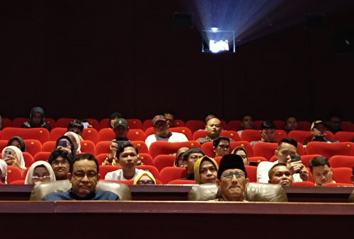 Potret Anies-Sandi Duduk Sebelahan Saat Nobar Film 'Lafran' hingga Tertawa Bareng
