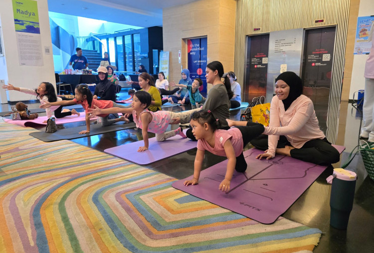 Mom & Kids Joyful Yoga di ARTOTEL TS Suites Surabaya, Pererat Kedekatan Ibu dan Anak Kebersamaan