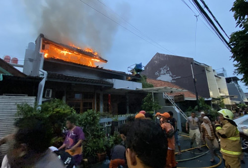 Kompor Meleduk Bikin Rumah 'Pak RT' di Tomang Kebakaran
