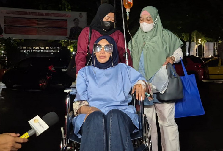 Penampakan Doktif Pakai Kursi Roda saat Penuhi Panggilan Polisi, Sindir Nama Richard Lee