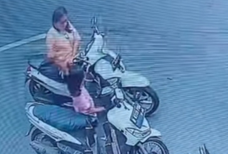 Viral Emak-emak di Kemayoran Suruh Putrinya Curi Hp di Dasbor Motor, Polisi: Kami Cek!