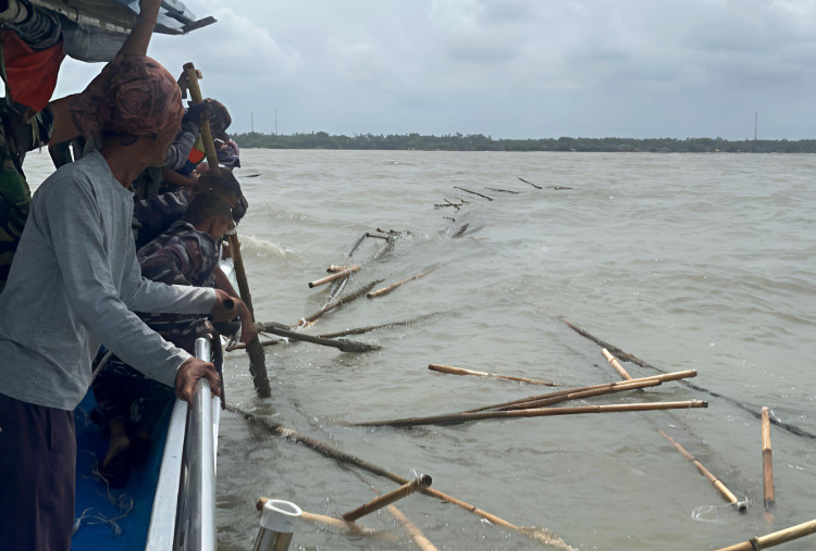 TNI AL Lanjutkan Pembongkaran Sisa Pagar Laut Sepanjang 5,26 Kilometer di Perairan Tangerang