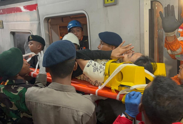 Cerita Pilu Petugas Basarnas Saat Evakuasi Korban Tabrakan Kereta di Bekasi Timur