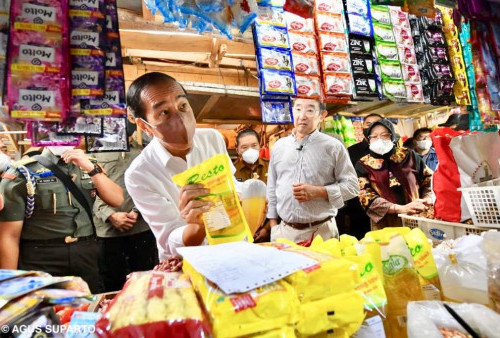 Presiden Jokowi Cek Harga Minyak Goreng dan Bagikan Bansos di Pasar Baros Banten
