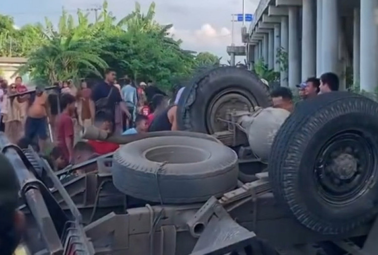 Truk Terjun Bebas di Tol Cibitung-Tanjung Priok, Dua Orang Terluka