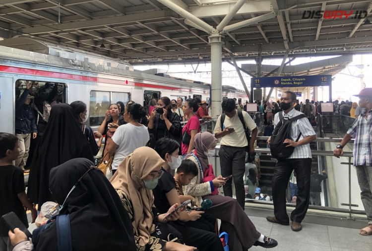 Warga Mulai Menuju Lokasi Pergantian Malam Tahun Baru, Begini Situasi Stasiun Manggarai