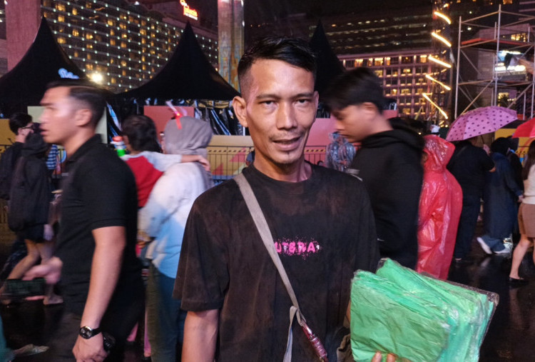 Hujan Jadi Berkah, Pedagang Jas Hujan Raup Untung di Malam Tahun Baru JAKARTA, DISWAY.ID - Rintik hujan tidak membuat ribuan warga yang berada di Bun