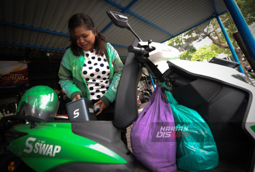 Sejumlah driver Ojen Online (Ojol) Motor listrik mengganti batrai kendaraannya di stasiun tempat penggantian baterai motor listrik atau Stasiun Penukaran Baterai Kendaraan Listrik Umum (SPBKLU) di Terminal Dukuh Kupang, Surabaya, Jawa Timur, Rabu, 7 Februari 2024.


Grab Indonesia menambah Stasiun Penukaran Baterai Kendaraan Listrik Umum (SPBKLU) di Surabaya, sehingga totalnya menjadi 83 titik di Surabaya. (Julian Romadhon/Harian Disway)