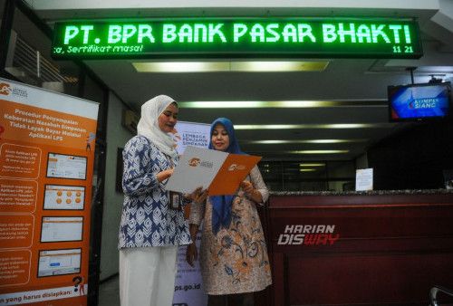 Karyawati Lembaga Penjamin Simpanan (LPS) berbincang dengan nasabah di PT. BPR Bank Pasar Bhakti Sidoarjo, Jawa Timur, Kamis, 22 Februari 2024. LPS (Lembaga Penjamin Simpanan) mengambil alih pengelolaan PT. BPR Bank Pasar Bhakti Sidoarjo, Jawa Timur, setelah dicabut oleh Otoritas Jasa Keuangan (OJK). Pencabutan izin usaha PT BPR Bank Pasar Bhakti merupakan bagian tindakan pengawasan yang dilakukan OJK untuk terus menjaga dan memperkuat industri perbankan serta melindungi konsumen. Pada 13 Oktober 2021, OJK telah menetapkan BPR Bank Pasar Bhakti dalam status pengawasan, Bank Dalam Pengawasan Intensif (BDPI), dengan pertimbangan tingkat kesehatan (TKS) memiliki predikat kurang sehat dan diperpanjang pada 13 Oktober 2022. (Julian Romadhon/Harian Disway)