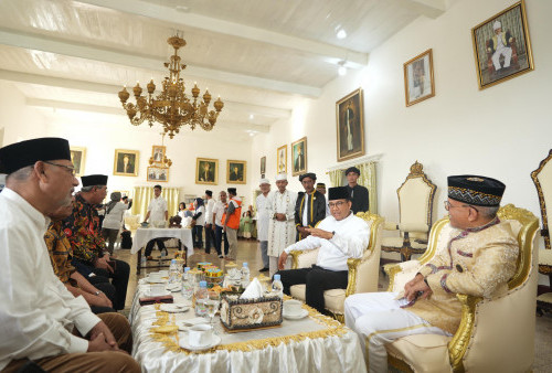 Sowan ke Kesultanan Ternate, Anies Baswedan Salat Duha di Kamar Sultan hingga Melihat Mahkota Berumur 800 Tahun