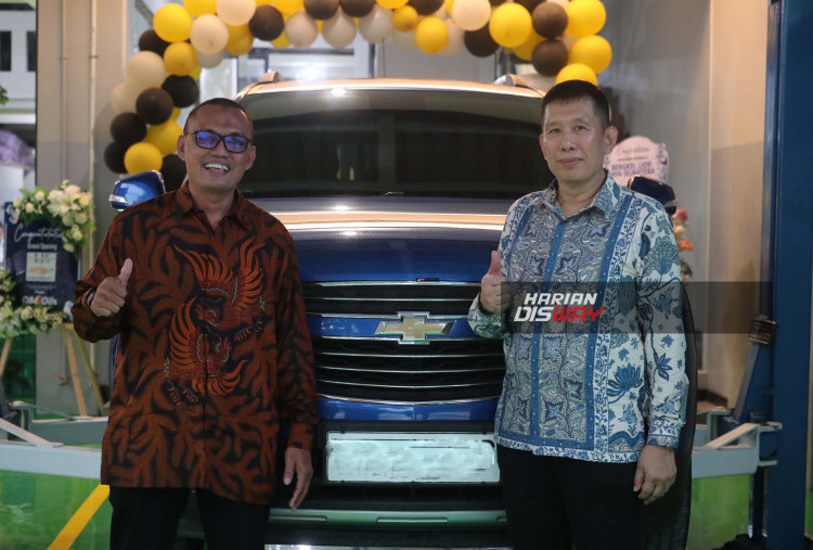 Dadan menambahkan ,Dengan status LJS sebagai ASO resmi Chevrolet dan ACDelco untuk wilayah Surabaya dan sekitarnya,
maka LJS juga memiliki kemampuan untuk melakukan perawatan dan perbaikan kendaraan, serta
penjualan suku cadang tidak hanya untuk para pemilik kendaraan Chevrolet, namun juga bagi hampir semua merek kendaraan lain dengan menyediakan sukuc adang alternatif ACDelco yang juga
didistribusikan oleh GM Indonesia,”
Sebagaimana diketahui, ACDelco adalah merek suku cadang alternatif yang dimiliki dan didistribusikan
oleh General Motors (GM) di seluruh duniayang telah mencakup lebih dari 90.000 item
suku cadang, baik untuk keperluan kendaraan roda empat, kendaraan racing dan sport, mesin industri dan
peralatan heavy duty, suku cadang kapal laut, bahkan suku cadang bagi sepeda motor.
Foto : Boy Slamet-Harian Disway 