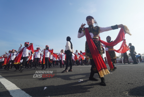 Sebanyak 7.560 pelajar menari Remo saat digelarnya Tari Remo Massal pecahan rekor Muri yang digelar pemerintah kota (Pemkot) Surabaya di Jembatan Suroboyo, Surabaya, Jawa Timur, Minggu (19/12/2022). Tari Remo Massal yang diikuti sebanyak 65.946 pelajar dari 9 lokasi yang digelar serentak di Situs Bersejarah dan Jembatan Terbanyak di Kota Surabaya itu memecahkan rekor Museum Rekor Dunia Indonesia (MURI).

