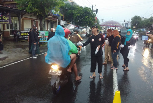 Ligar Mustofa Napak Jabar Sambongpari Aksi Sosial Berbagi Takjil di Jalan SL Tobing