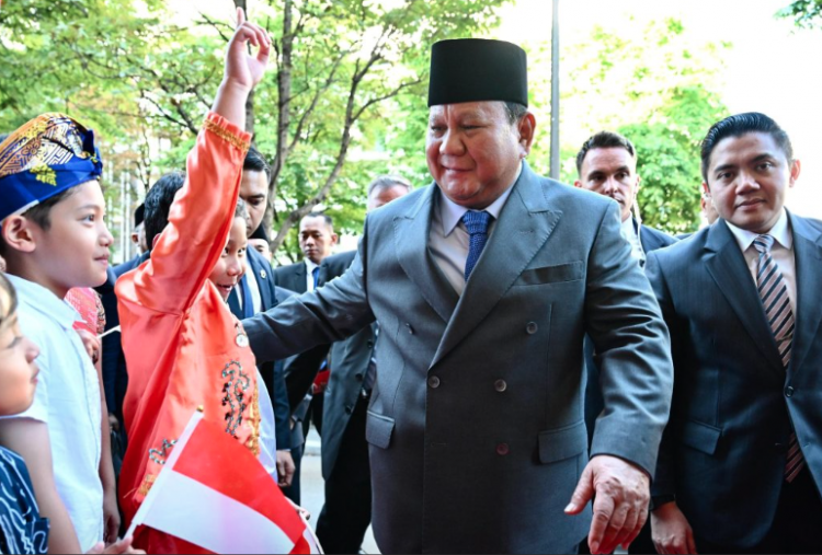 Presiden Prabowo Disambut Hangat Diaspora Indonesia Setibanya di Paris