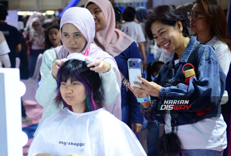 Pada kesempatan tersebut, XLSMART juga memperkenalkan program CSR XLSMART Future Ready yang berfokus pada pengembangan talenta digital. Inisiatif ini mencakup pelatihan, sertifikasi, hingga akses kerja bagi generasi muda, sekaligus memperkuat komitmen perusahaan terhadap inklusi digital, pemberdayaan masyarakat, dan keberlanjutan di Indonesia.