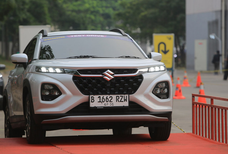 Suzuki Fronx Terlaris, Pengunjung GIIAS Jajal Mobil Baru Jawab Rasa Penasaran 
