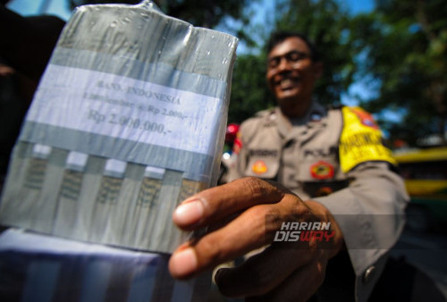 Babin Polsek Bubutan Gencar Sosialisasi Uang Palsu dan Keamanan di Pedagang Uang di Jalan Bubutan, Surabaya