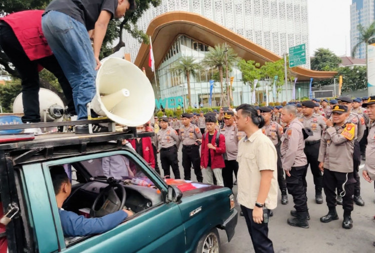 Dihadang ke Istana, Pendemo BEM UBK Paksa Terobos Blokade Polisi: Tabrak!   