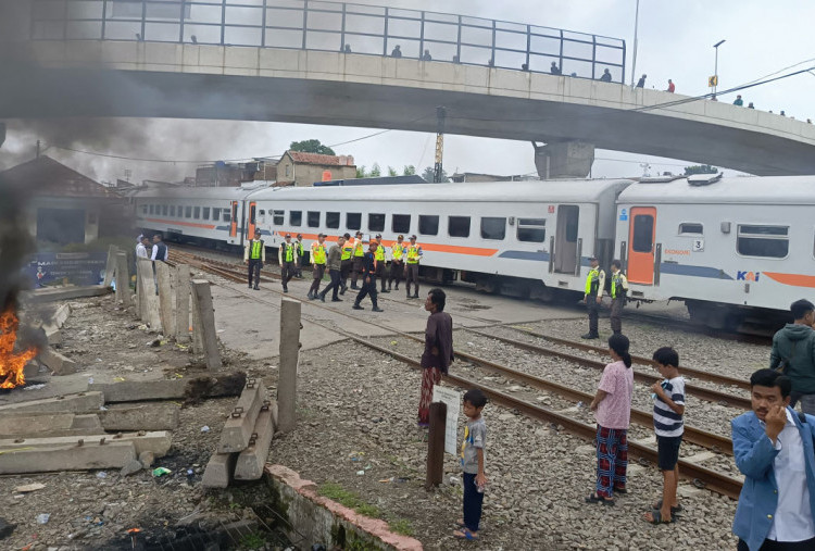 Baru Sebulan Ditutup KAI, Warga Demo dan Bongkar Pintu Penutupan Perlintasan Kereta di Ciroyom Bandung 