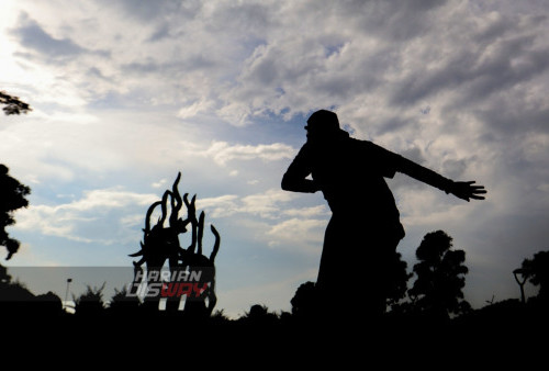 Alvin, saat memandu para Perawat dan warga untuk senam zumba di Taman Suroboyo, 
Surabaya, Jawa Timur. Rabu (22/3/2023). Kegiatan ini dibuka dengan senam bersama kemudian tersedia both pemeriksaan kesehatan 
gratis yang dilayani oleh DPK PPNI Adihusada, DPK PPNI Wiyung, DPK PPNI Husada Utama, 
DPK PPNI Wiliamboth, DPK PPNI Unair, Stikes Hangtuah Surabaya, dan RSI Surabaya. (Foto: Moch Sahirol Layeli)
