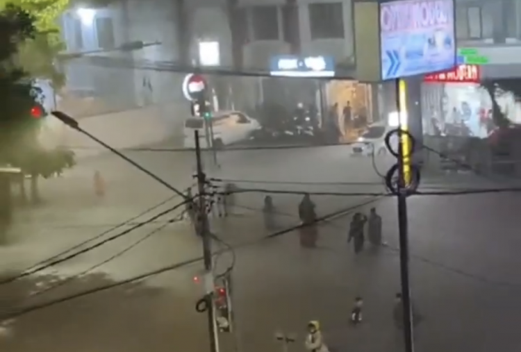 Banjir Bandar Lampung, 1 Warga Dilaporkan Tewas Tertimpa Talut Rumah di Bumi Waras