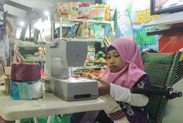 Dukung Kreativitas Tanpa Batas, Tiara Handicraft Surabaya Konsisten Merekrut Tenaga Kerja Disabilitas