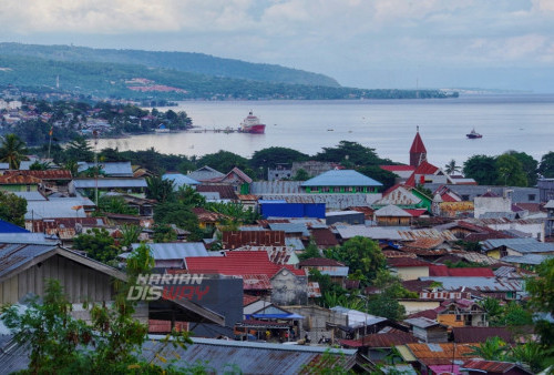 Suasana Kota Luwuk, Sulawesi Tengah, Jumat (17/3/2023). Badan Pusat Statistik (BPS) Banggai, Sulawesi Tengah mencatat kemiskinan masih diangka 7,33% di tahun 2022 dengan jumlah penduduk miskin sebesar 28.550 jiwa begitu juga dengan kemiskinan ekstrem di angka 1,44% dengan jumlah penduduk miskin sebesar 5.609 Jiwa. Sesuai arahan Presiden Joko Widodo, bahwa target kemiskinan ekstrem tahun di tahun 2024 adalah nol, untuk itu diperlukan tindakan yang tepat antara lain peningkatan pendapatan pengurangan beban pengeluaran rumah tangga miskin dan pengurangan kantong kemiskinan. (foto: Julian Romadhon)