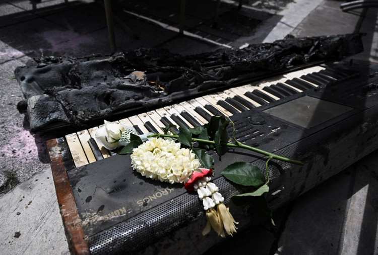 Kebakaran Terburuk dalam Dua Dekade di Thailand: Bunga di Keyboard, Pengingat 27 Nyawa