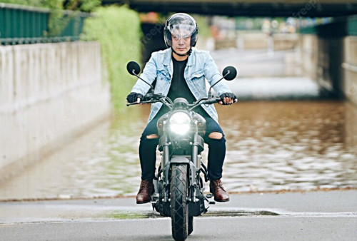 Biker Mesti Tahu, Ini 4 Tindakan Saat Motor Terkena Banjir