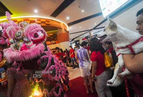 Barongsai turut menghibur tamu yang hadir dalam tradisi Man Yue ketika berlangsungnya Tradisi Man Yue yang digelar di Pakuwon Mall, Kenjeran, Surabaya, Jawa Timur, Minggu (29/1/2023). Dalam budaya Tionghoa, Upacara Man Yue atau Pesta Telur Merah merupakan bentuk rasa syukur atas kelahiran serta momen untuk memperkenalkan kepada kerabat. Namun momen ini berbeda pada umumnya, tradisi ini dilakukan pada anjing oleh pengusaha asal Surabaya, Lulu. Berawal dari kecintaannya terhadap anjing, dia ingin membahagiakan Anjing kesayangannya. Dalam momen ini Miu Miu dan Milo dua ekor anjing jenis pom yang baru berusia satu bulan akan melangsungkan prosesi Man Yue sekaligus Ultah bagi empat ekor saudaranya yang juga merupakan anjing Monna, Celine dan Hermes. 
