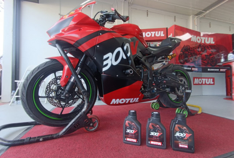 Oli Motul 300V dengan Teknologi Ester Core Resmi Meluncur di Sirkuit Mandalika